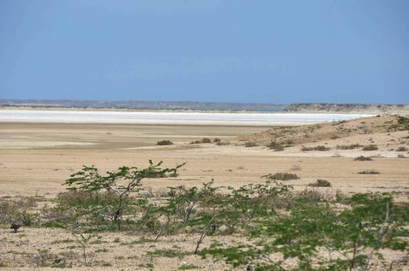 Ao longe, uma das muitas salinas da península de La Guajira, na Colômbia
